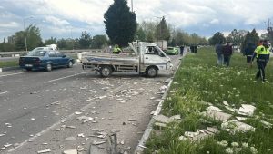 Otomobil kamyonete arkadan çarptı, fayanslar yola saçıldı: 2 yaralı