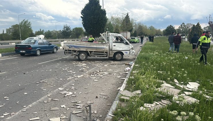 Otomobil kamyonete arkadan çarptı, fayanslar yola saçıldı: 2 yaralı